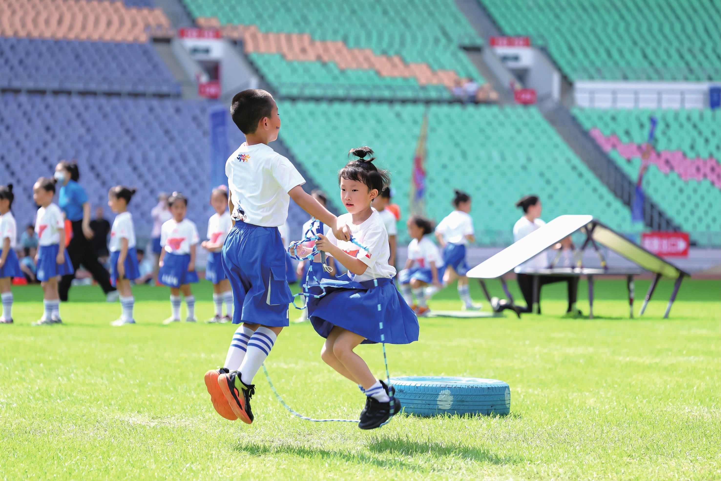 COSPLAY图赏：樱花妹COS《蔚蓝档案》康娜 死库水泳衣难掩肉感身材